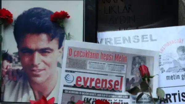 Gazeteci Metin Göktepe, katledilişinin 30'uncu yılında mezarı başında anıldı