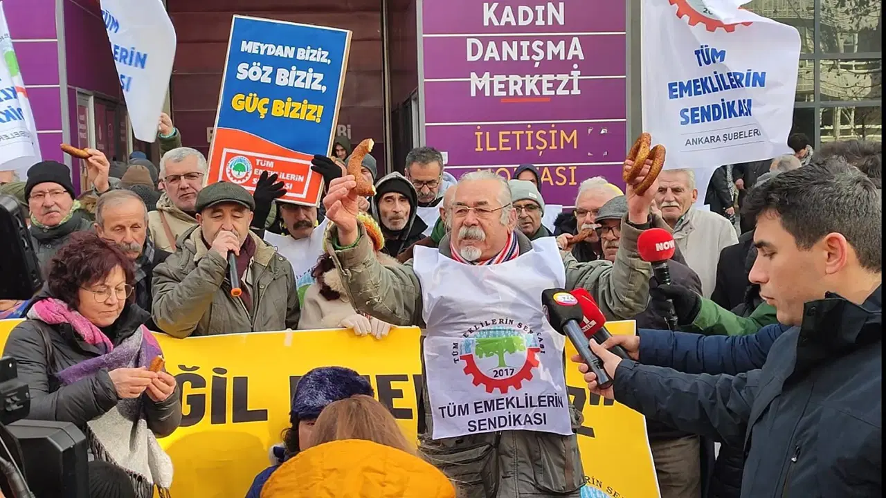 Emekliler ‘Bizi 1 simide muhtaç ettiniz’ diyerek Cumhur İttifakı vekillerine seslendi: Sokakta yüzümüze nasıl bakacaksınız?