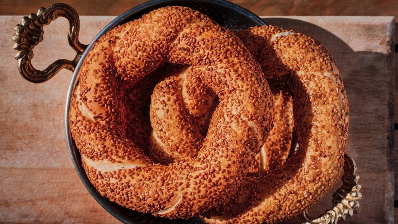 Kahvaltıların vazgeçilmez lezzeti: Çıtır çıtır ev yapımı simit tarifi... 