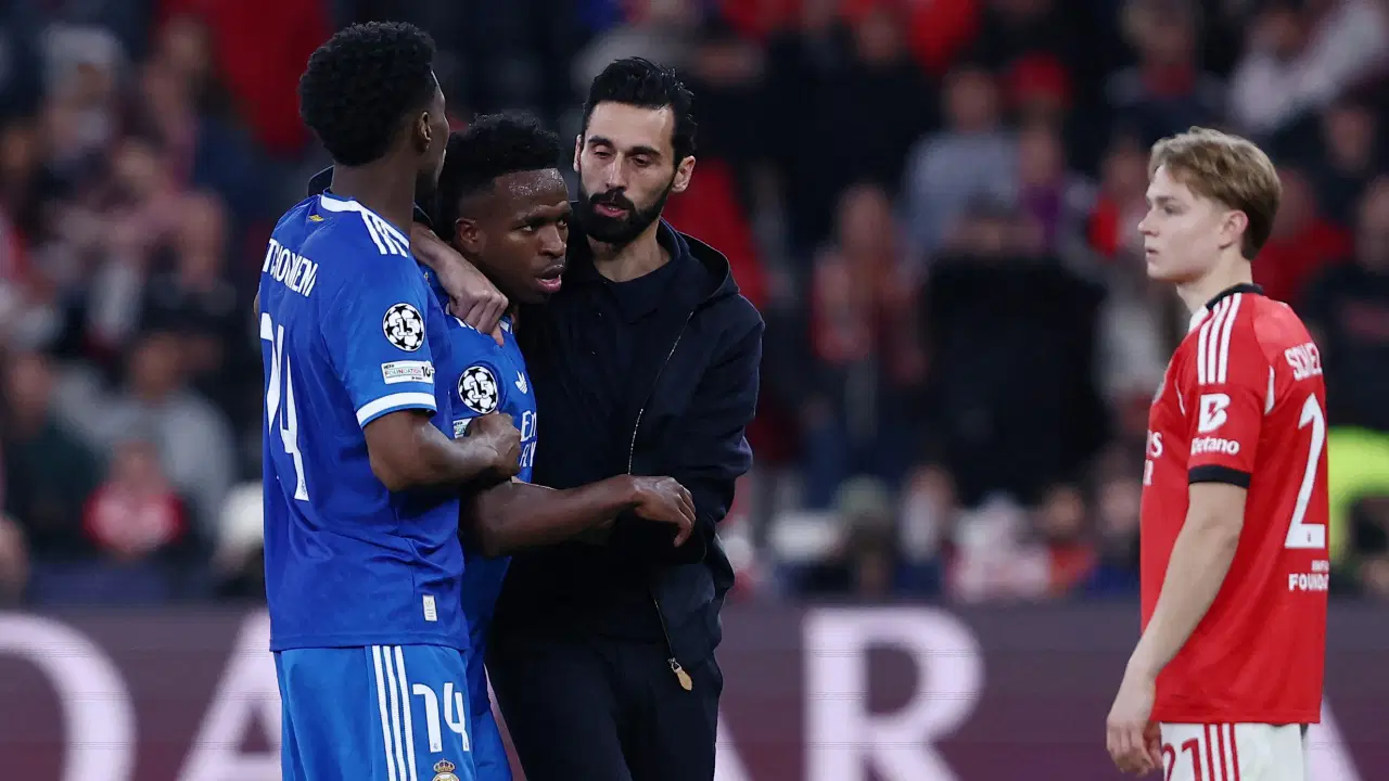 Vinicius Junior'dan büyük tepki: Benfica - Real Madrid maçında saha karıştı!