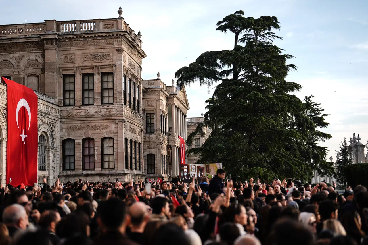 81 ilde saat 9'u 5 geçe hayat durdu... Sonsuz minnet, sonsuz sevgi: Türkiye Ata'sını özlemle andı
