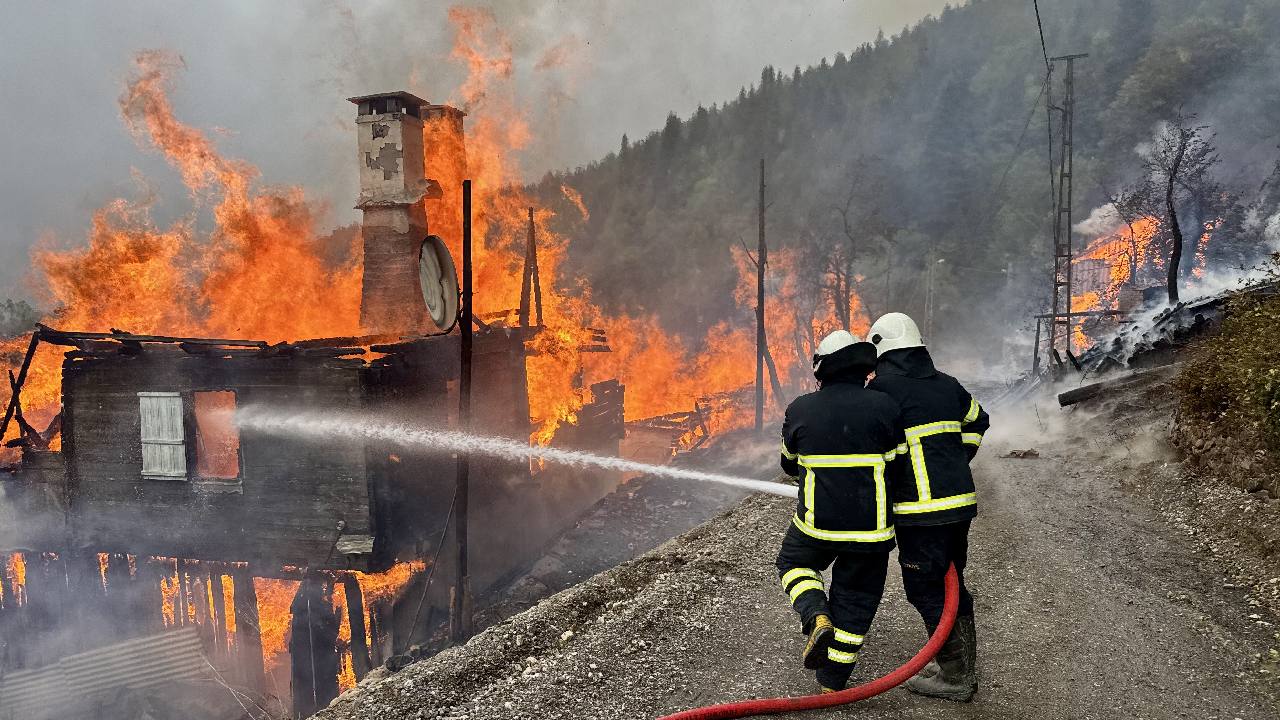 Kastamonu'da köy yangını... Alevler 7 eve sıçradı, ekipler müdahale ediyor