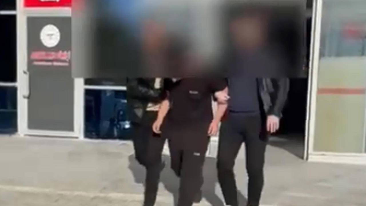 Kuran ve Türk bayrağı yakmaya çalışan şahıs, gözaltına alındı