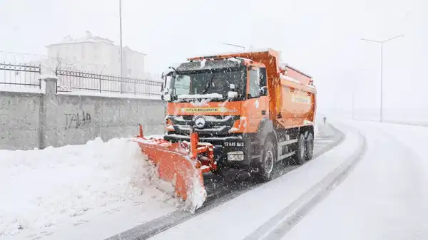 Kardan kapanmıştı... Bitlis’te 203 köy yolu açıldı!