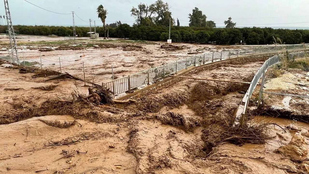 Mersin'de sağanak: Dereler taştı, yolları su bastı!