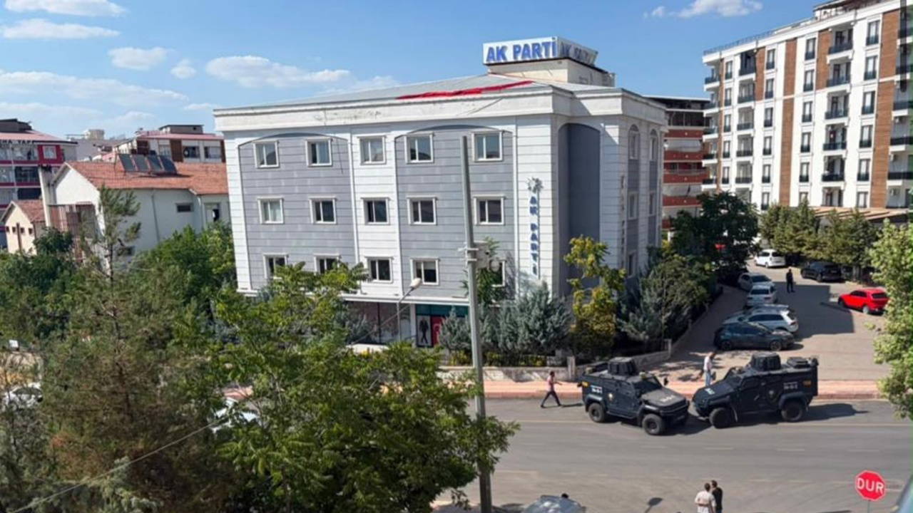 Siirt'te AKP İl Başkanlığı önünde şüpheli çanta alarmı: Patlatıldı, içinden kıyafet çıktı