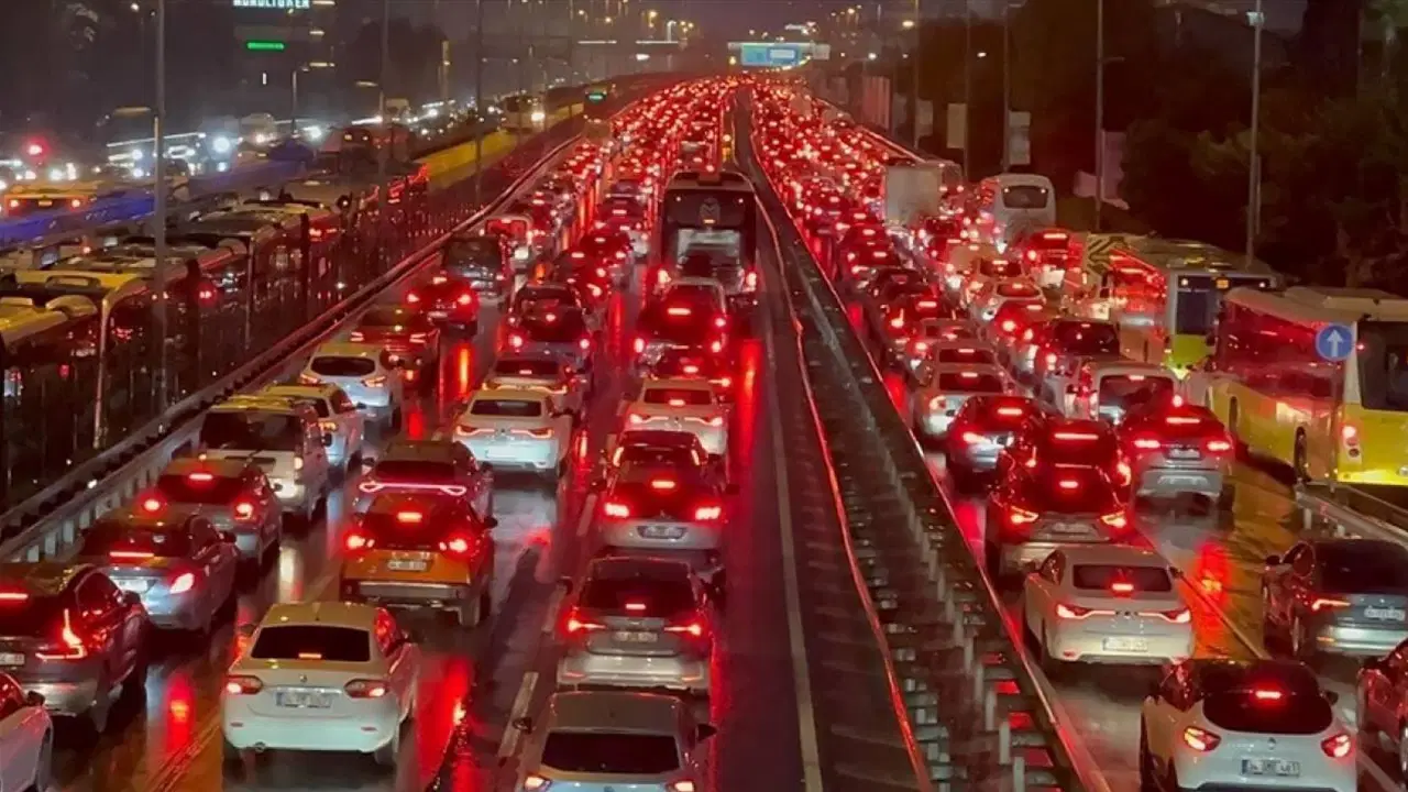 İstanbul'da yağış başladı, yollar kilitlendi: Trafik yoğunluğu yüzde 90'a ulaştı!