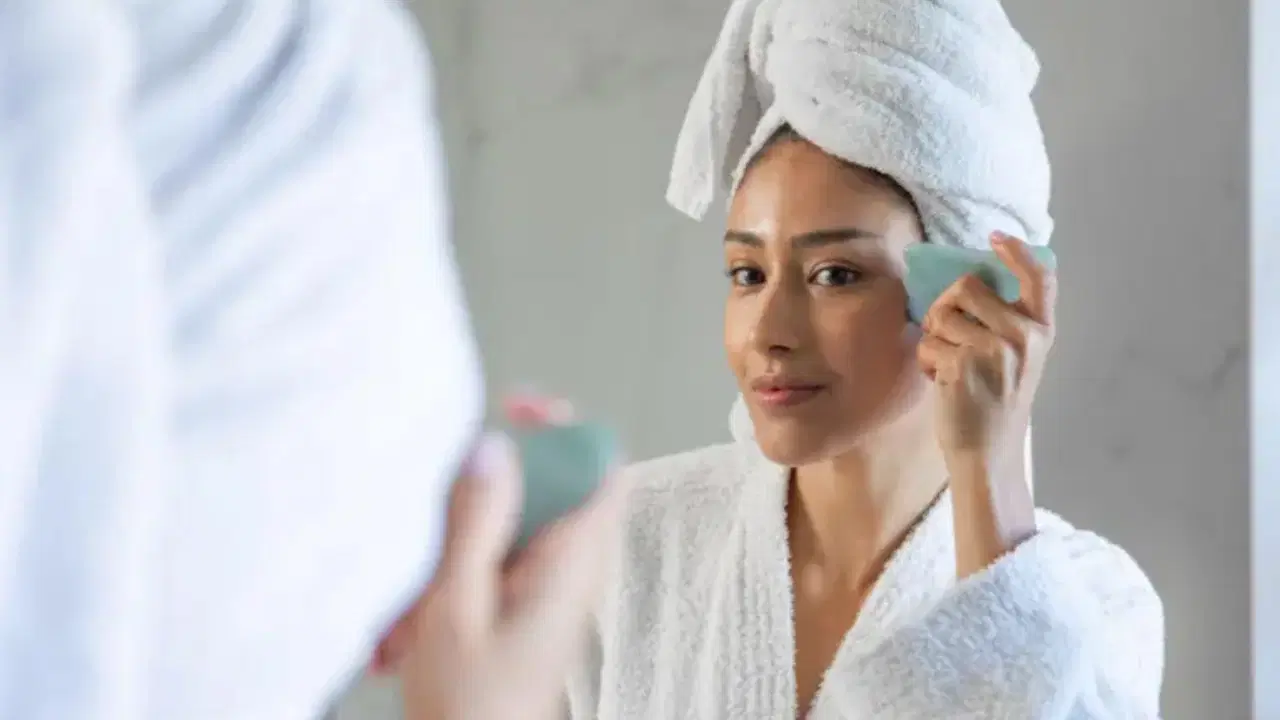 Gua sha, yüz buzlama, kafeinli kremler... Yüz şişkinliği nasıl azaltılır?