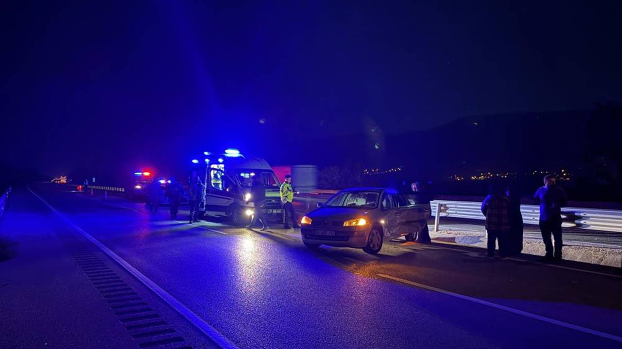 Otomobil önce bariyerlere, sonra otobüse çarptı: 2 yaralı