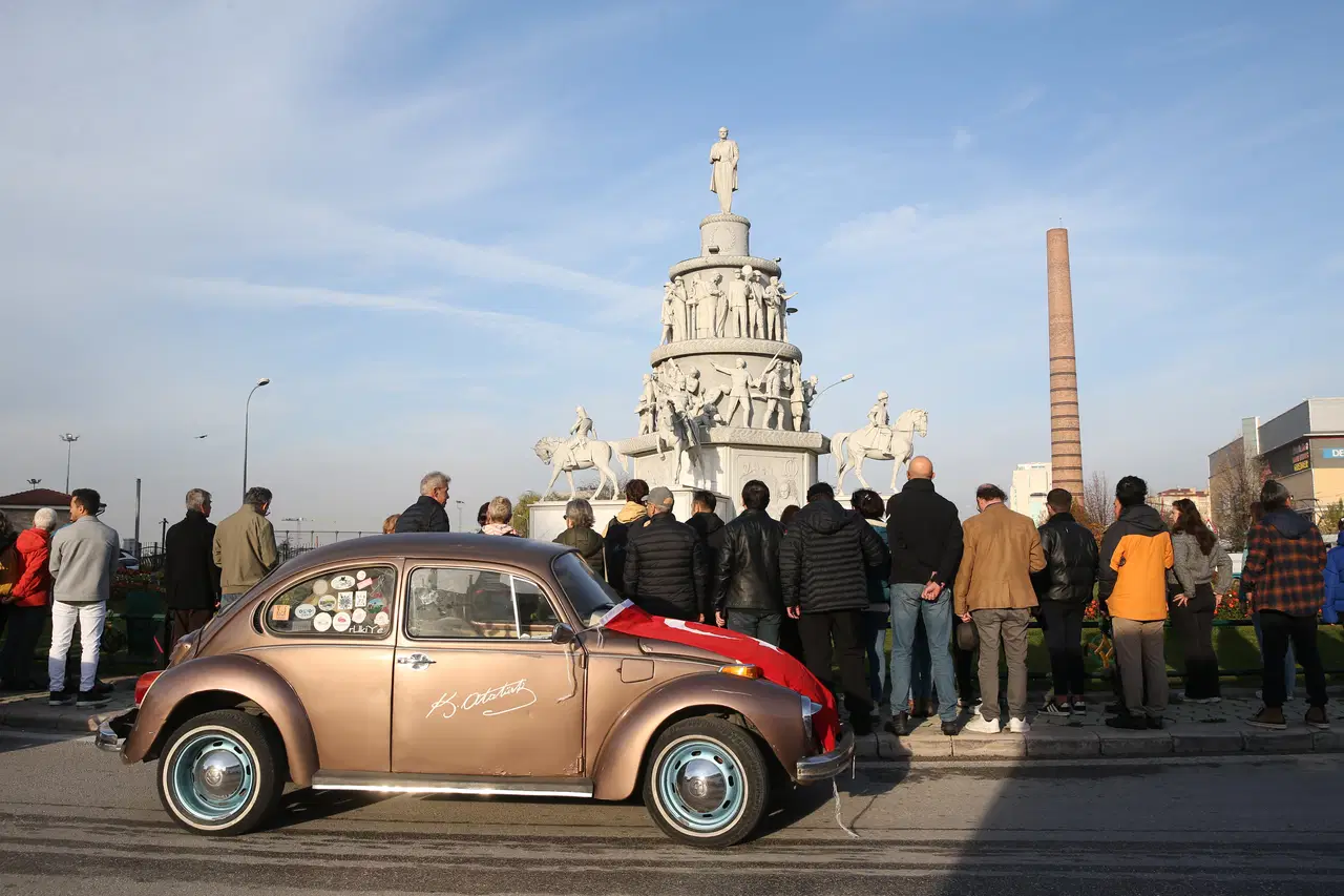 81 ilde saat 9'u 5 geçe hayat durdu... Sonsuz minnet, sonsuz sevgi: Türkiye Ata'sını özlemle andı
