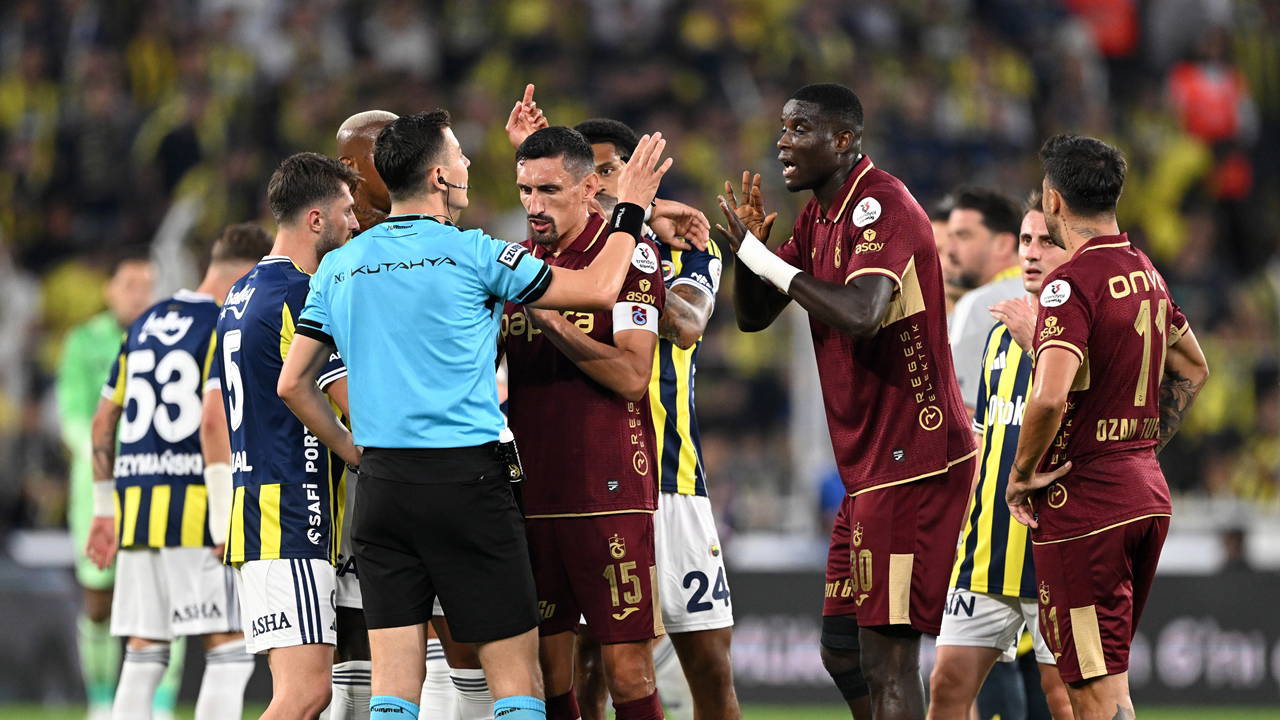 Trabzonspor taraftarından TFF binası önünde protesto: 'Temiz futbol dediniz bizi karanlığa boğdunuz'