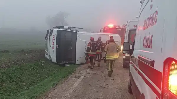 Balıkesir'de öğrenci servisi devrildi: 9 yaralı