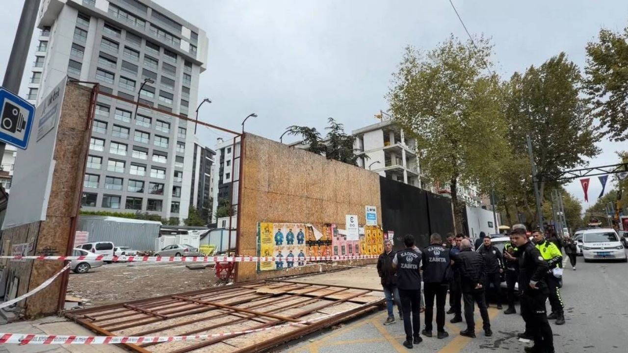 Kadıköy'de facianın eşiğinden dönüldü: İnşaat kaplaması yayaların üzerine devrildi