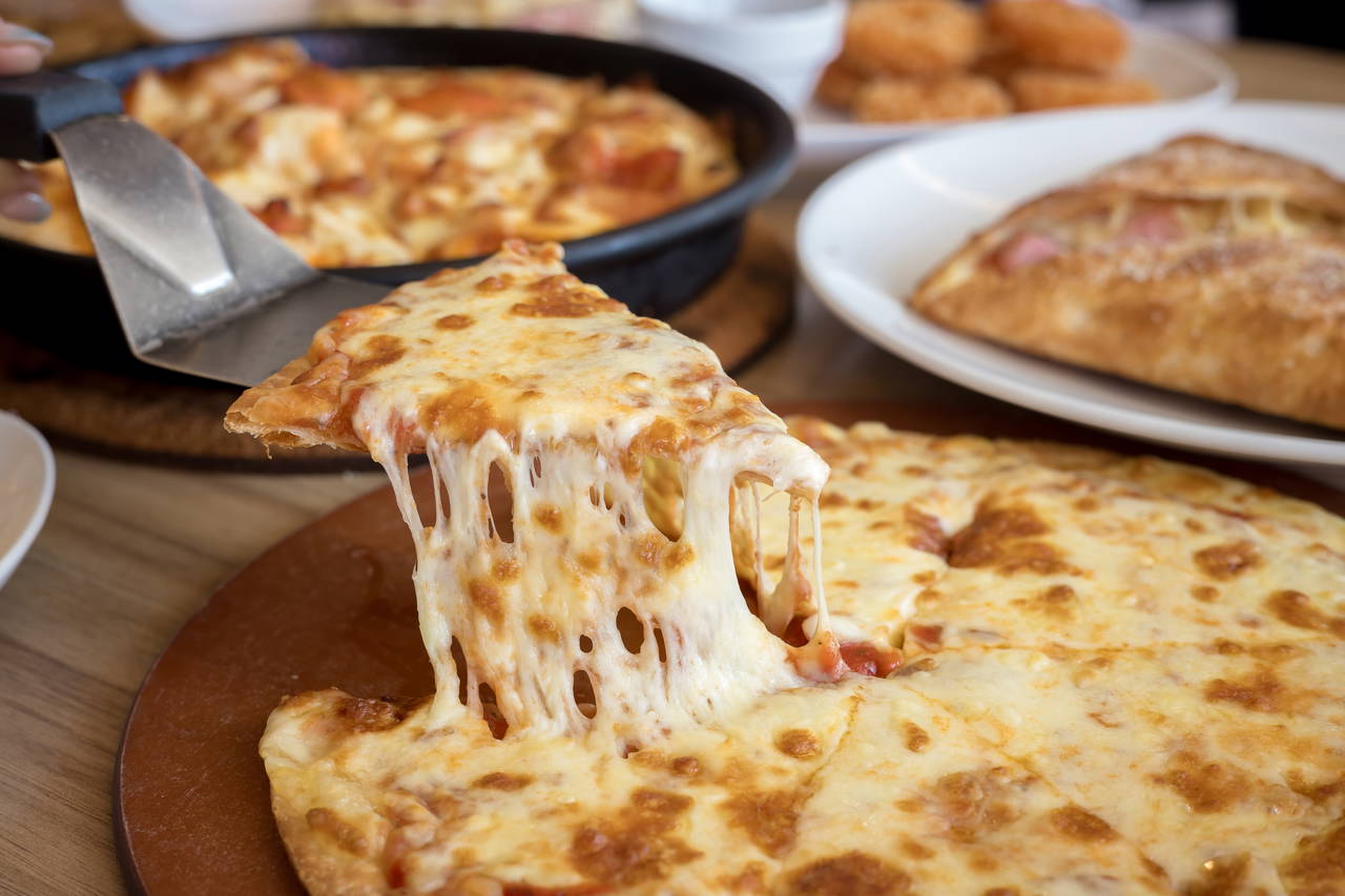 Kahvaltı sofralarına hızlıca hazırlayabileceğiniz pratik lezzet: Patates pizza tarifi