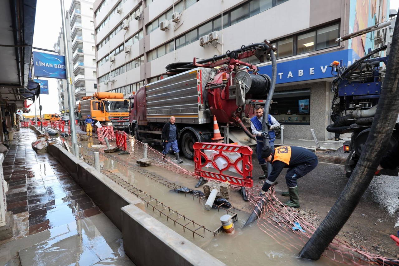 Sağanak İzmir’i vurdu