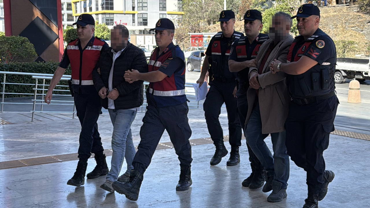 Sahte kimlikle başkasına ait 1,5 milyon Euroluk arsayı satan 6 şüpheliden 5'i tutuklandı