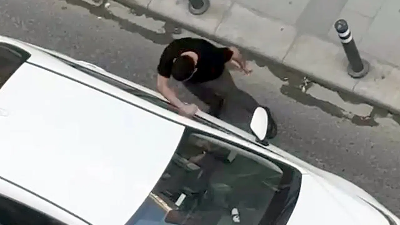 Avcılar'da kazaya neden olan sürücüye tepki: Otomobile yumru