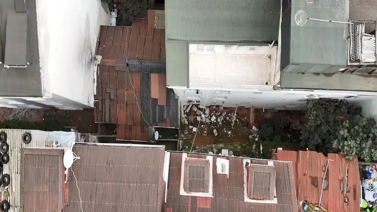 İstanbul Arnavutköy'de istinat duvarı yıkıldı: 2 bina tahliye edildi!