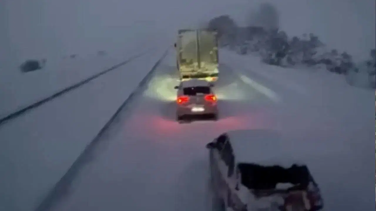 Bolu Dağı'nda kar yağışı nedeniyle ağır tonajlı araçların geçişine izin verilmiyor