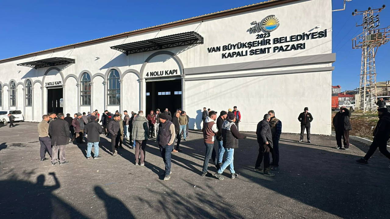 Van'da pazar esnafı protesto için tezgah açmadı...
