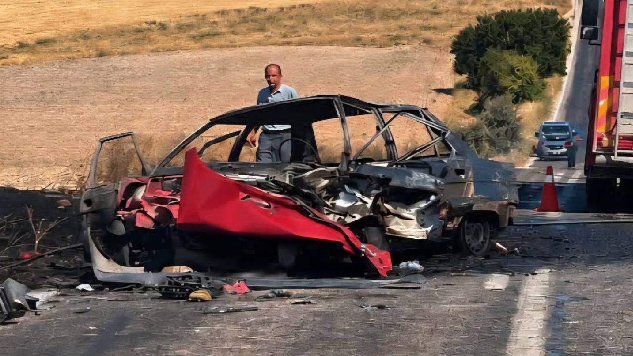 Afyonkarahisar'da feci kaza... Çarpışan otomobillerden biri alev aldı: Ölü ve yaralılar var