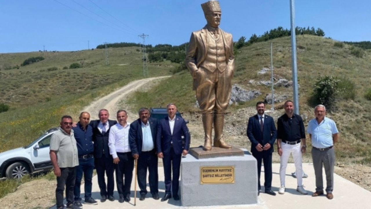 Çorum'da köy girişine halkın katkılarıyla dev Atatürk heykeli dikildi