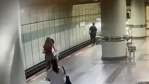 O anlar kameraya yansıdı... Şişli’de görme engelli Enes, valiziyle metro raylarına düştü