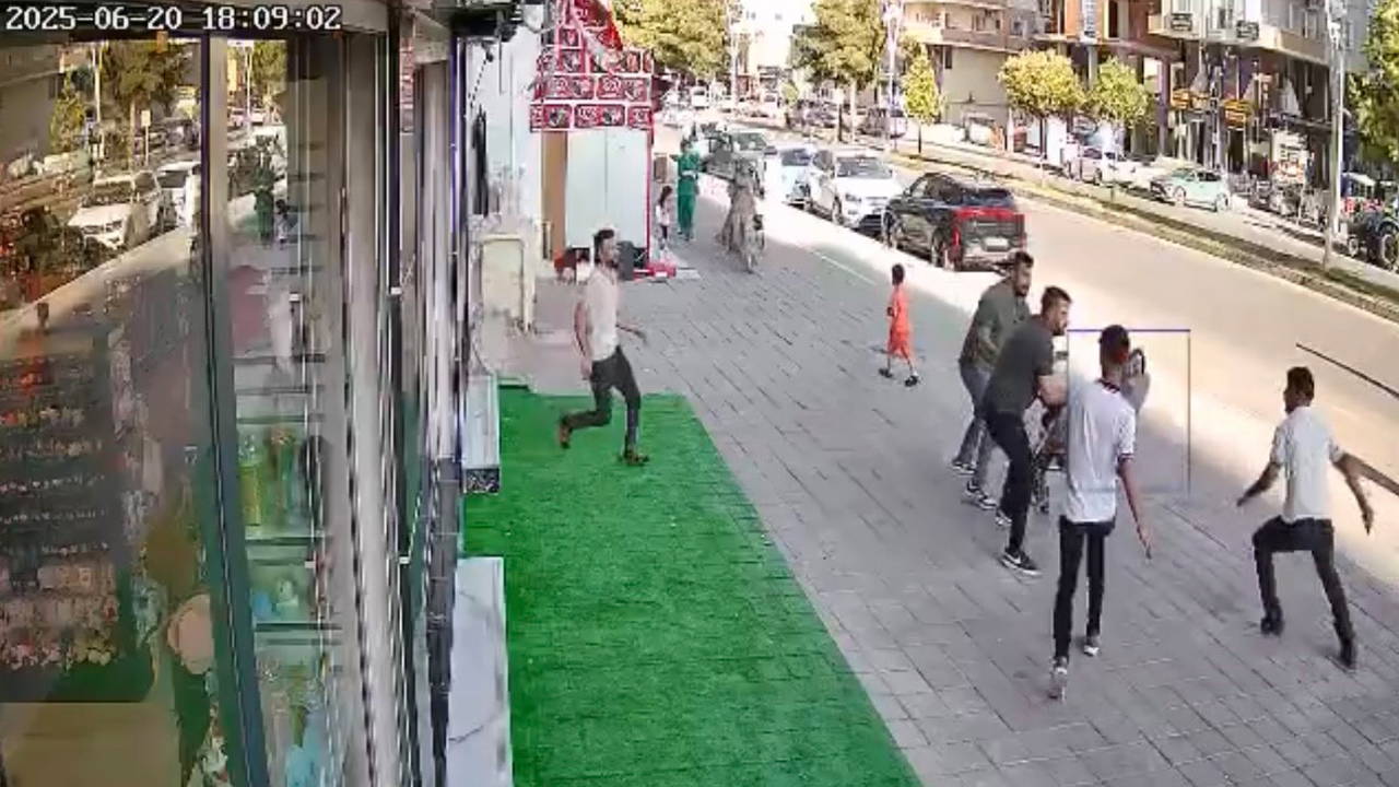 Midyat'ta film gibi olay: Kavgada yere düşen kişiye minibüs çarptı, hayatını kaybetti!