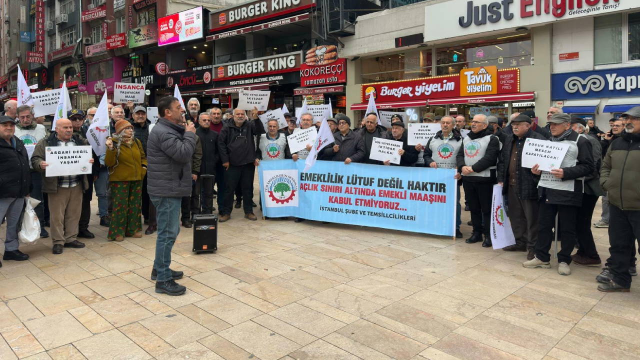 Emekliler seslerini İstanbul'un iki yakasında duyurdu: 'Bu ülkenin emeklileri susmayacak, diz çökmeyecek'
