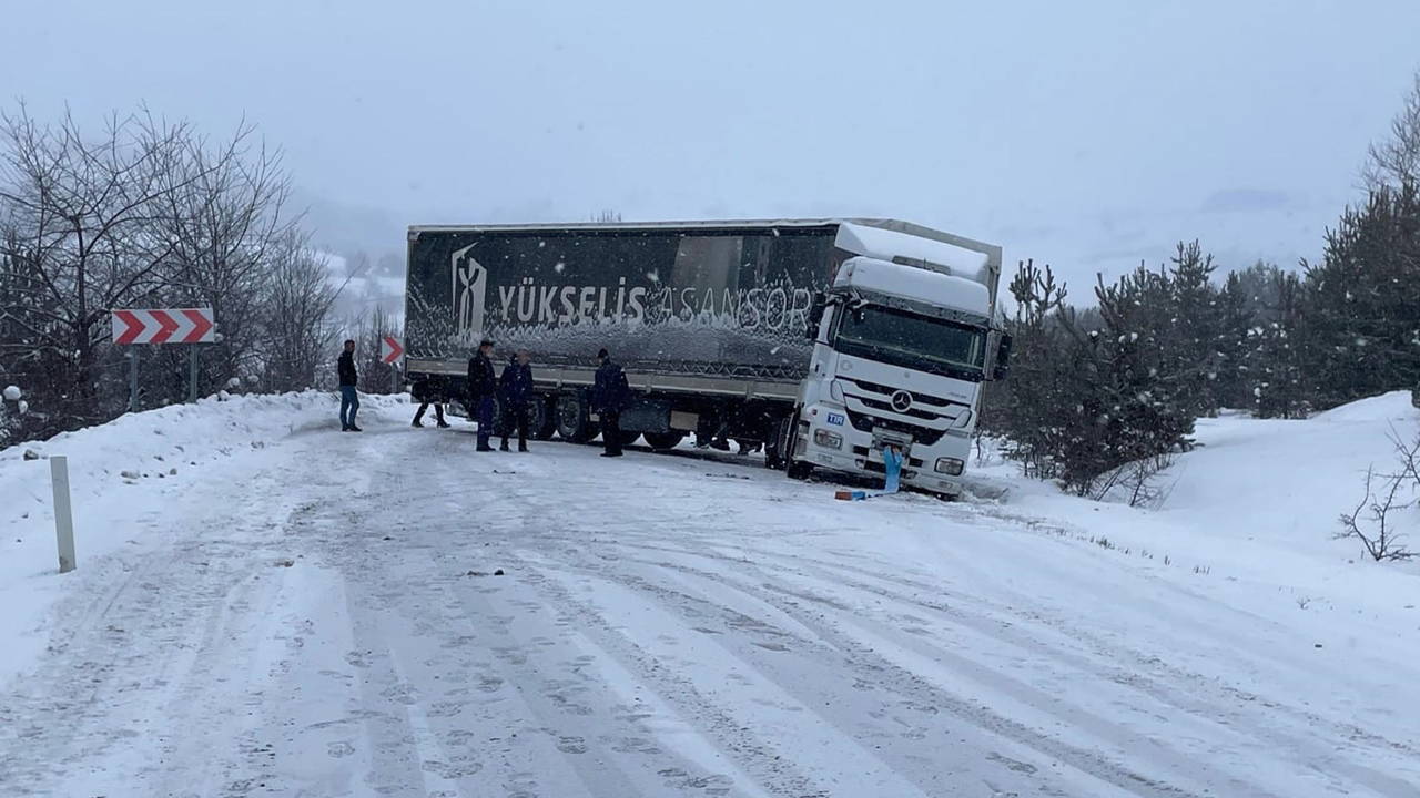 Ardahan'da TIR kaydı, uluslararası karayolu ulaşıma kapandı!