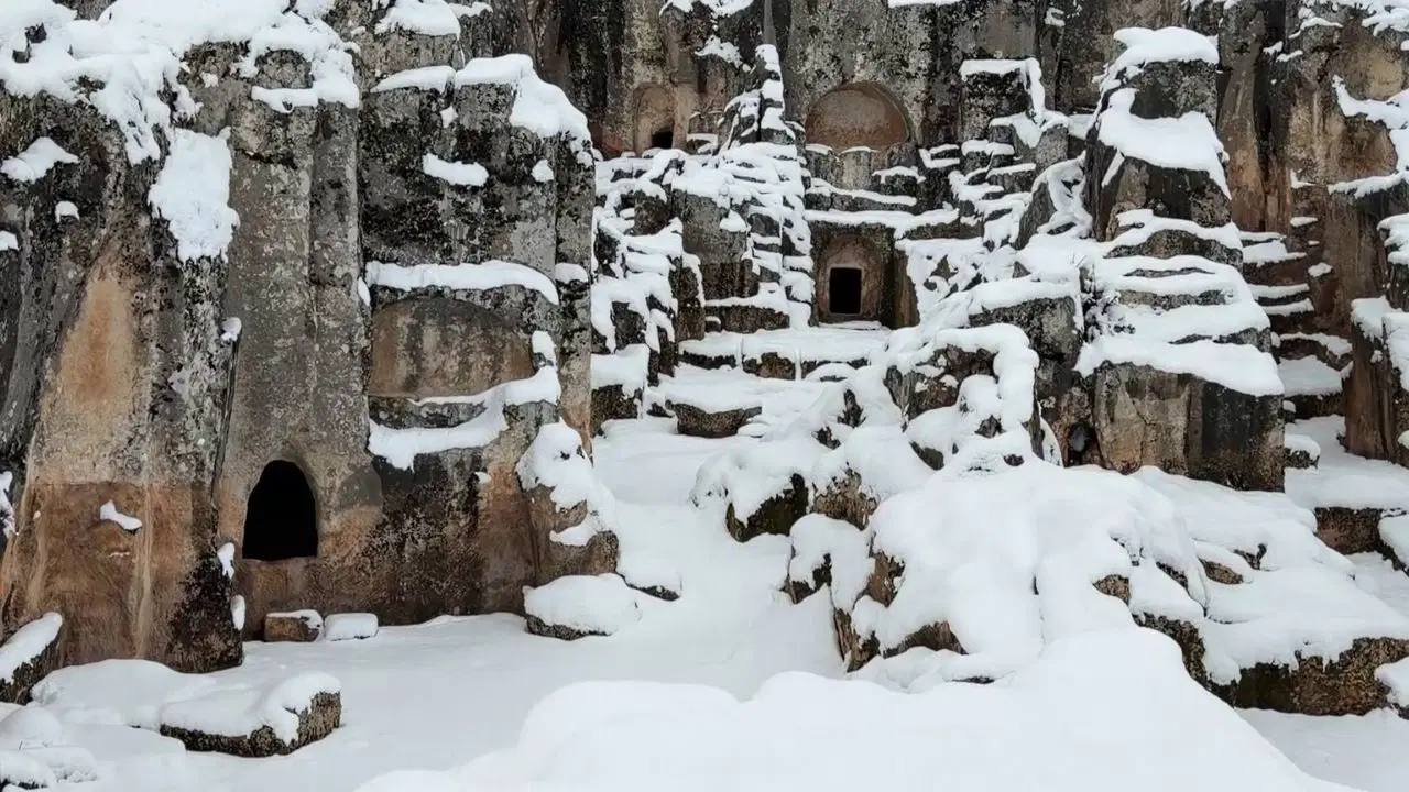 Perre Antik Kenti beyazlara büründü
