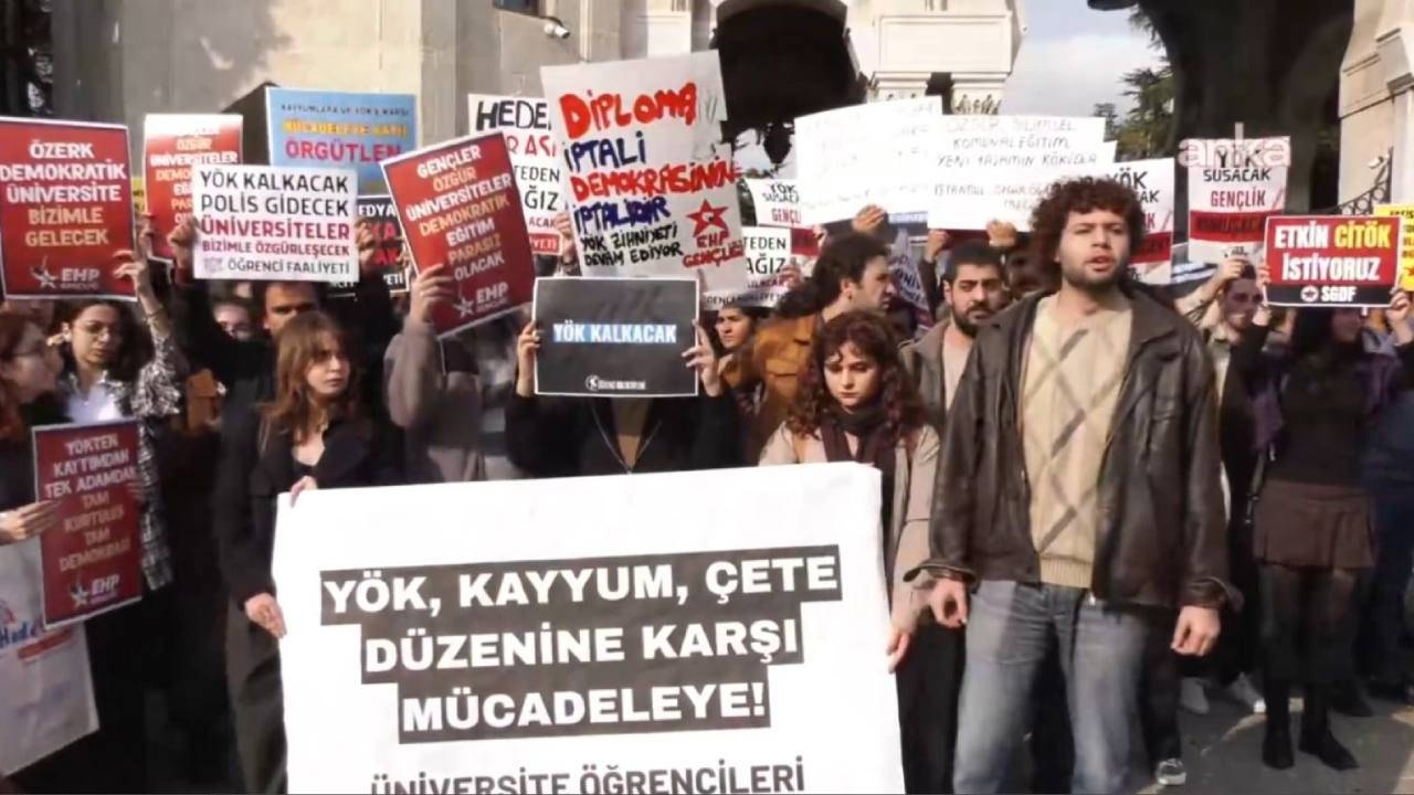 Üniversite öğrencilerinden Beyazıt Meydanı’nda YÖK protestosu!
