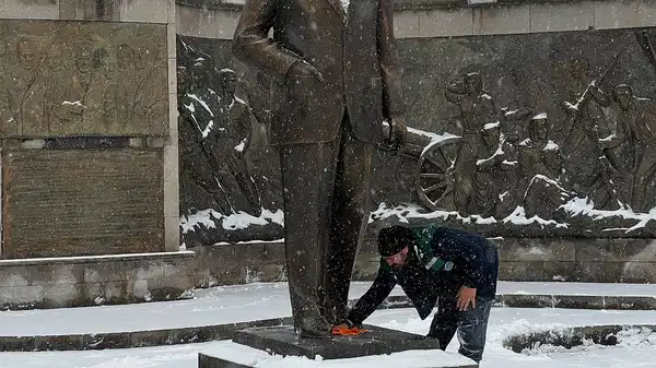 Yolunu açtıkları köydeki Atatürk büstünün üstündeki karları da temizlediler