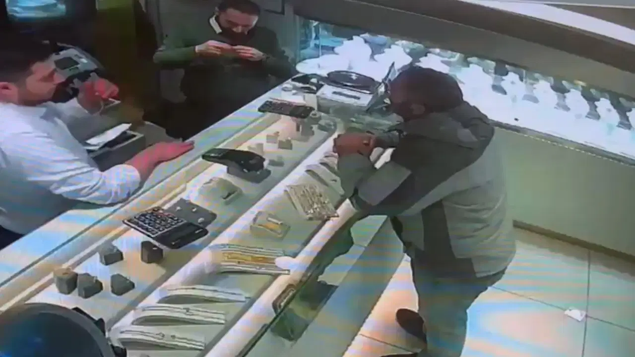İstanbul'da film gibi olay... Sarıyer'de 'sahte altın' kolyeyle kuyumcuyu dolandırdı: Gerçek Kapalıçarşı'da eritilince ortaya çıktı