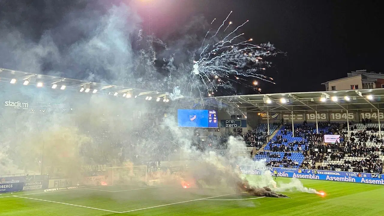 İsveç'te akılalmaz olay: Taraftarlar sahayı yaktı