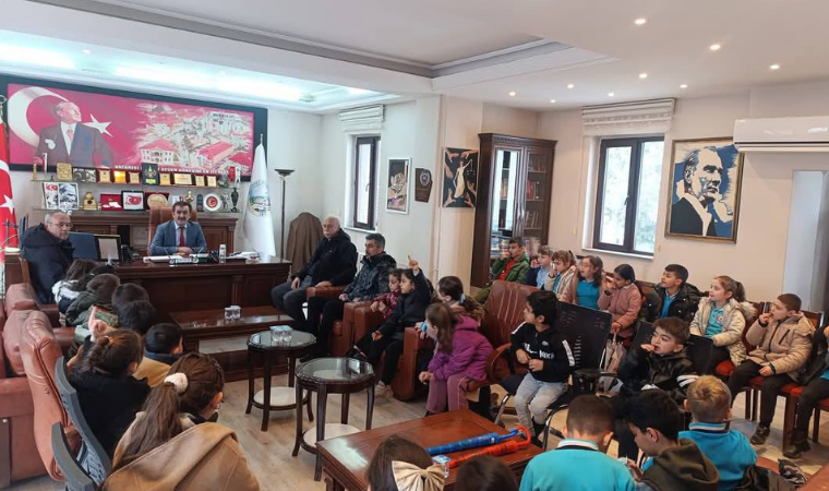 Emekli öğretmen belediye başkanından öğrencilere 'Yerel Yönetimler' dersi