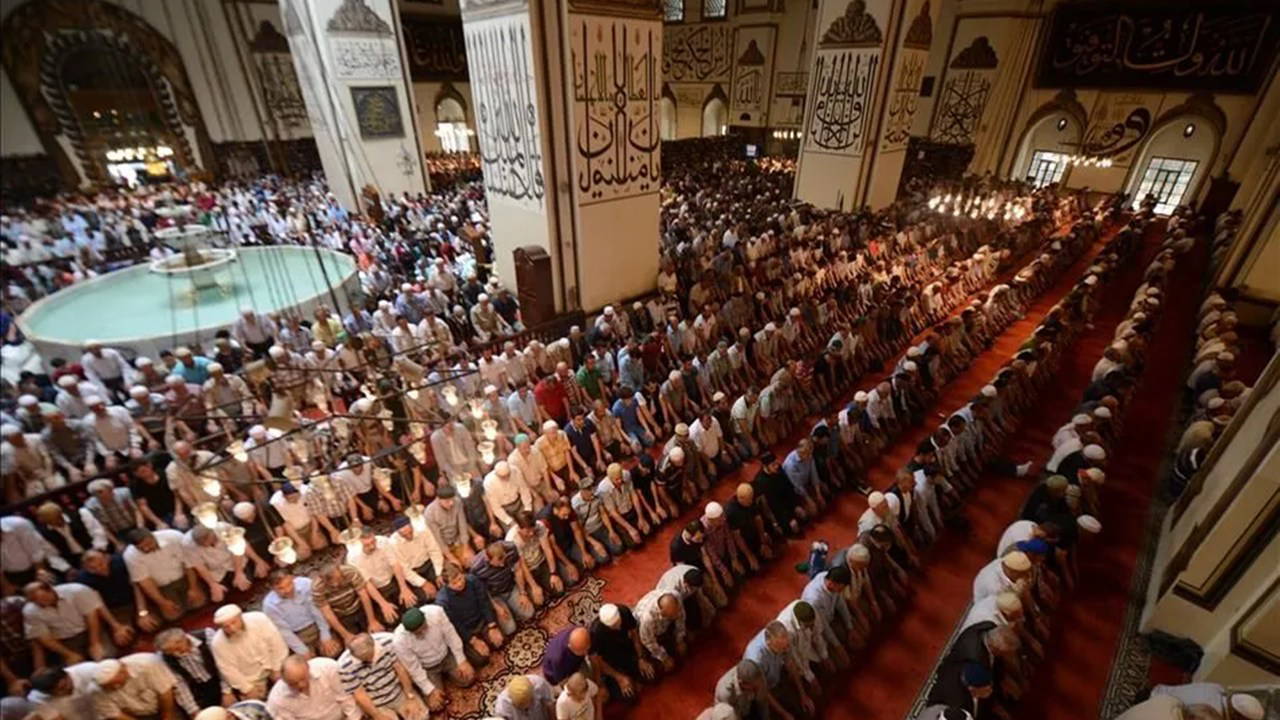 Cuma hutbesinde konu '15 Temmuz darbe girişimi': 'Dini dünyaya alet insan ne kötüdür'