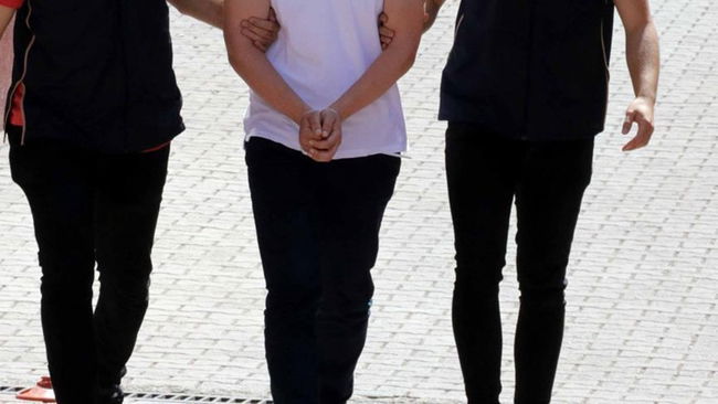 Silah gösterip 'tehdit' paylaşımı yapan liseliye gözaltı