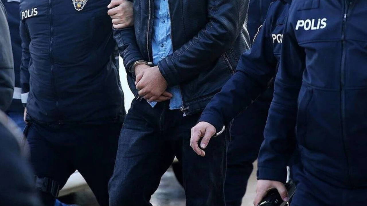 Hapis cezasıyla aranırken 'bulabiliyorsanız bulun’ deyip polise hakaret eden şüpheli adliyede