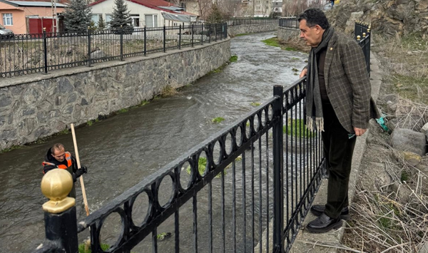 Ardahan Belediyesi Alabalık Deresi'ni temizliyor