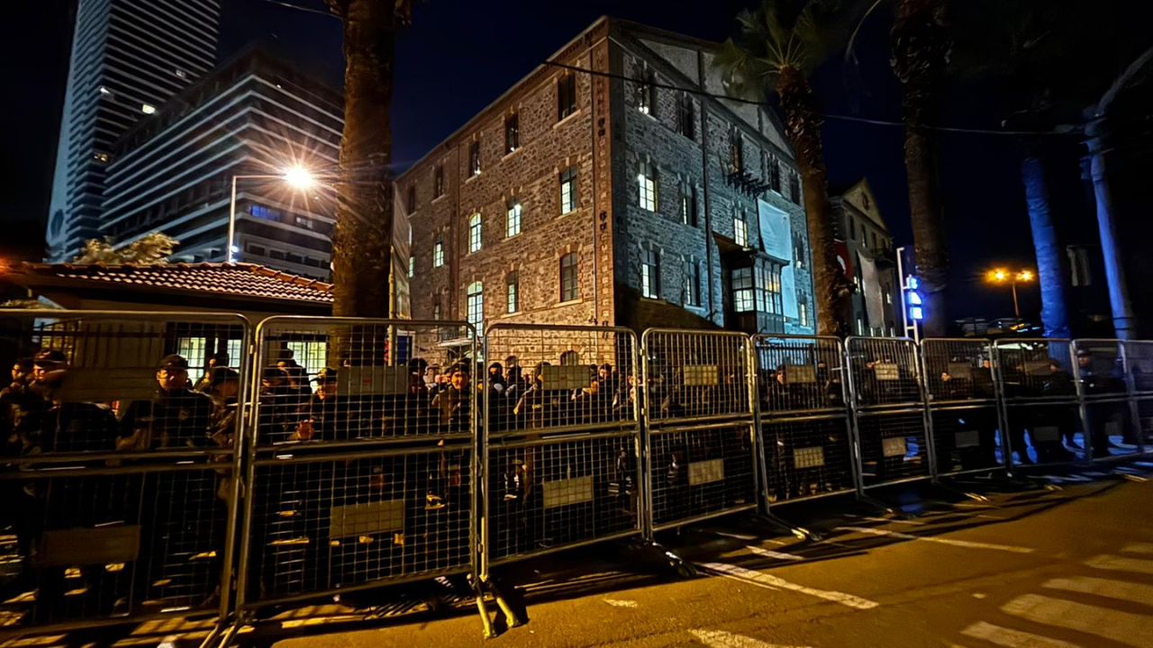 İzmir’in şafak baskını: Meslek Fabrikası ablukaya alındı