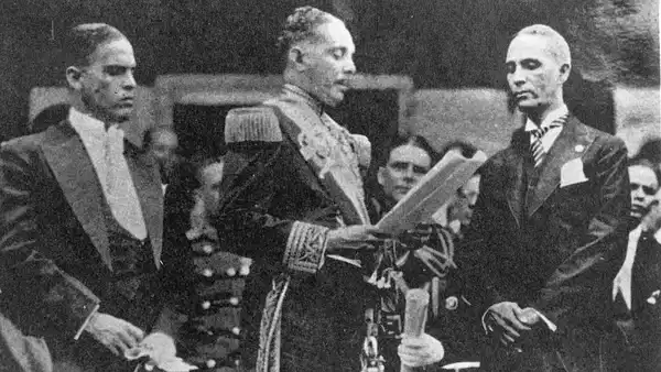 Trump resimli pasaport bir ilk değil! İşte kendi fotoğraflarını absürt şeylere ekletmiş liderler