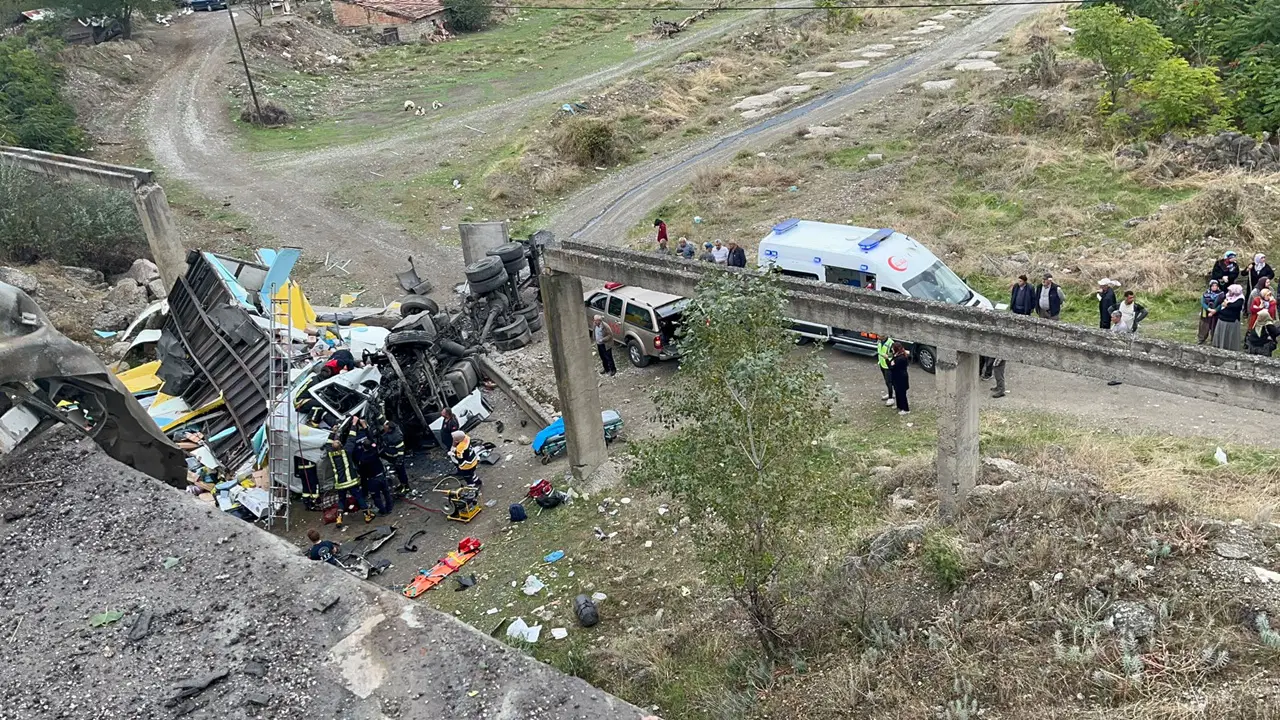 Kargo kamyonu kontrolden çıktı! Köprüden düştü: 2 kişi yaralandı