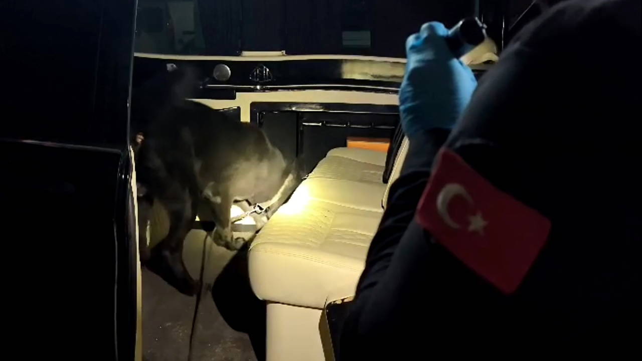 Aracından 825 kilo uyuşturucu üretebilecek ham madde ele geçirildi