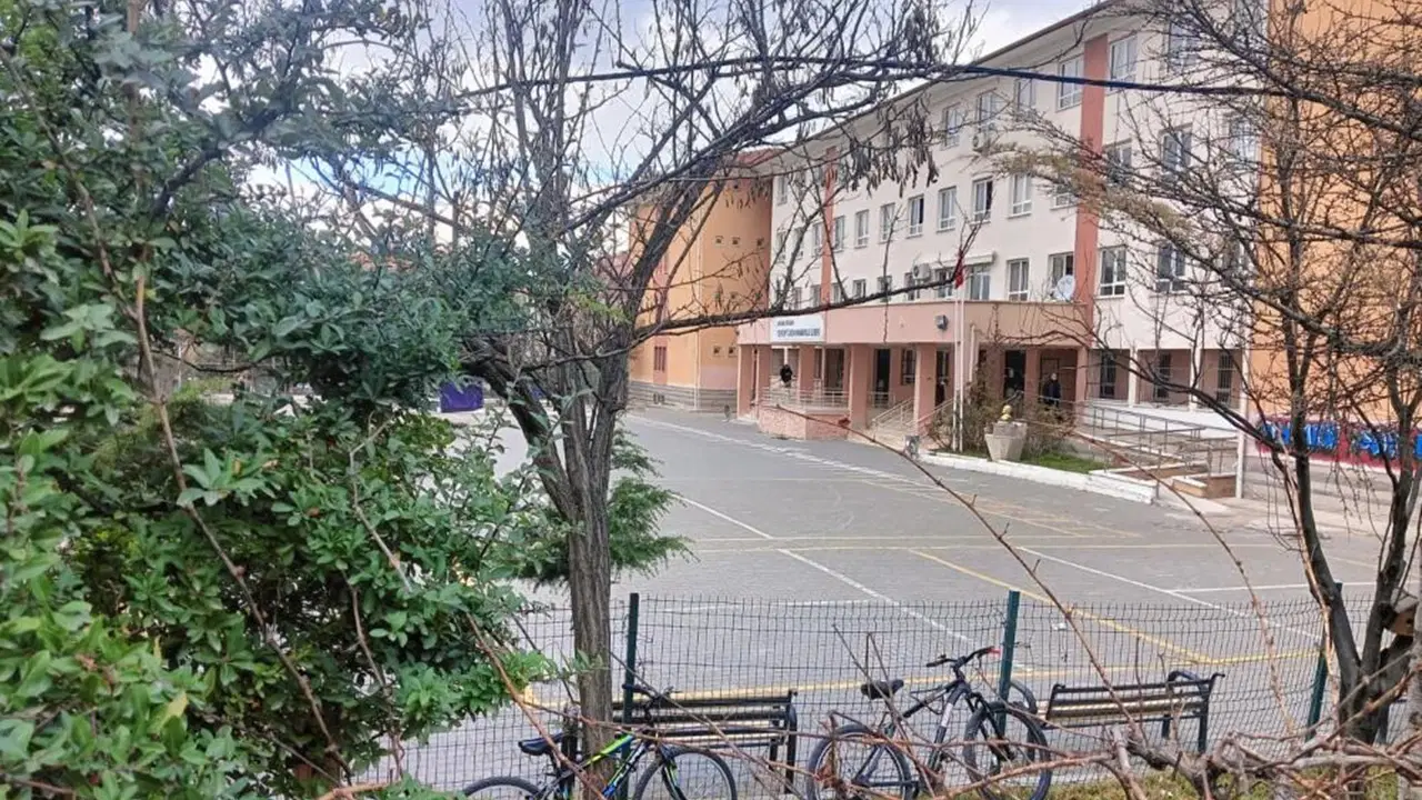 Öğrencilere cinsel organının fotoğrafını gönderen öğretmen tutuklandı