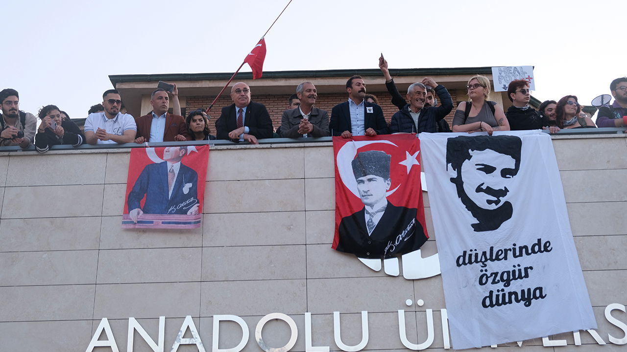 Eskişehir’de öğrenciler Ali İsmail Korkmaz'ın fotoğrafını rektörlüğün bulunduğu alana astı