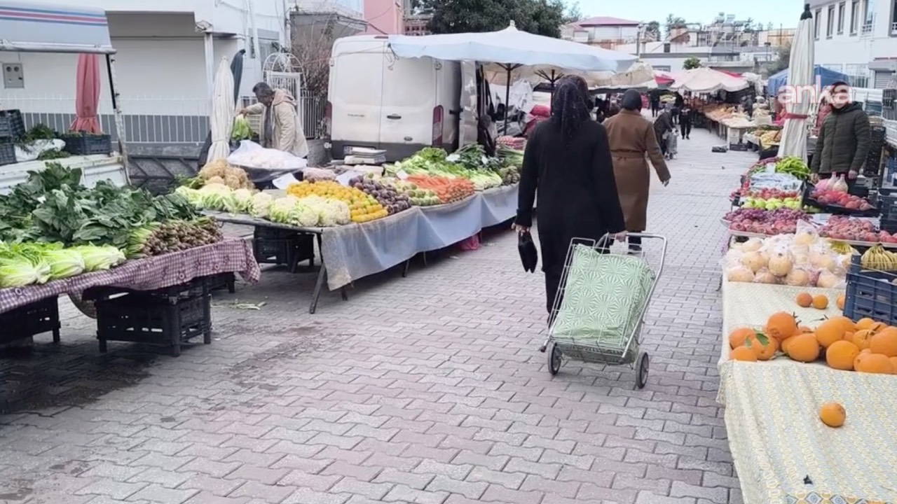 Emekli yurttaş, pazar fiyatlarından dert yandı: 'Tanesi 26 lira olan elmanın yarısını bile alamayız'