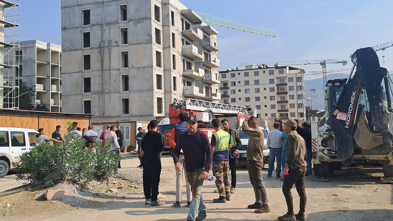 Hatay'da maaşını alamayan iki işçi kule vince çıktı: 'Aylardır bizi oyalıyorlar, paramızı vermediler!'