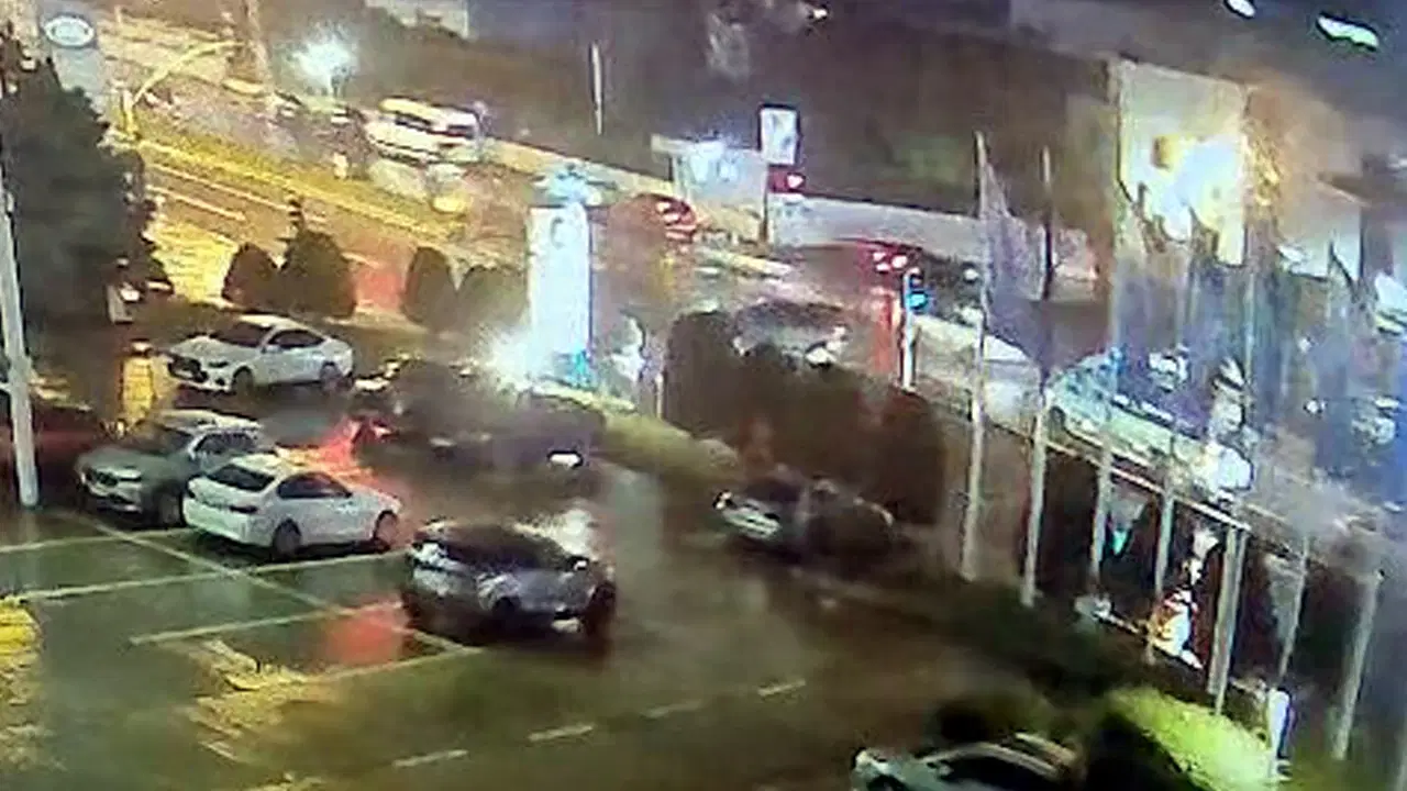 İstanbul'da çaldıkları motosikletle polisten kaçan şüpheliler otomobile çarptı: 1 ağır 2 yaralı