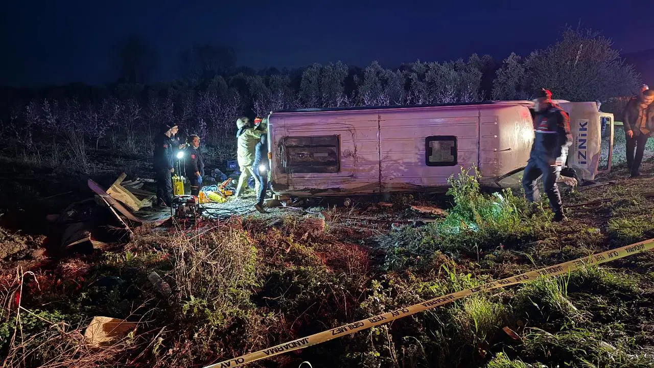 Bursa'da feci kaza... Yolcu minibüsü devrildi: Ölü ve çok sayıda yaralı var!
